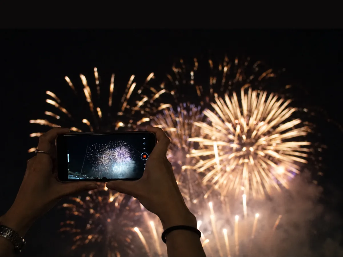 スマホで花火大会を撮影する様子