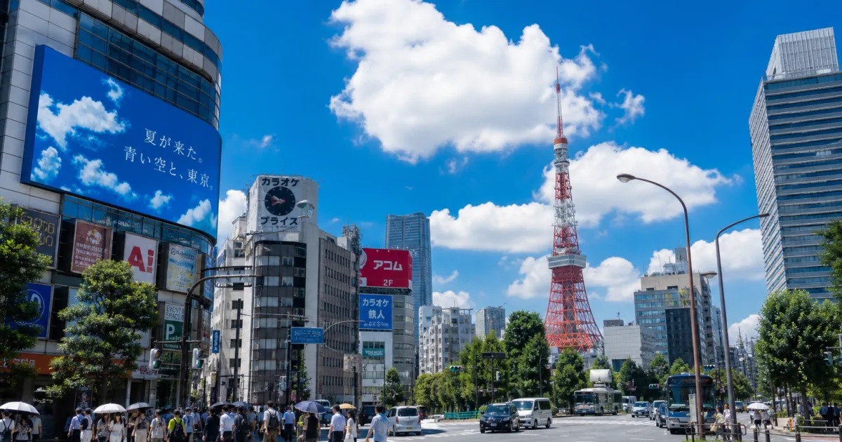梅雨明け後の青空が広がる東京の街並みと東京タワー