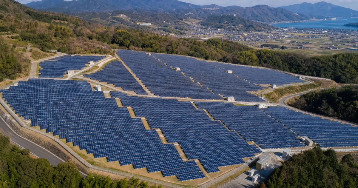 山間部の丘陵地に広がるメガソーラー（大規模太陽光発電所）の空撮