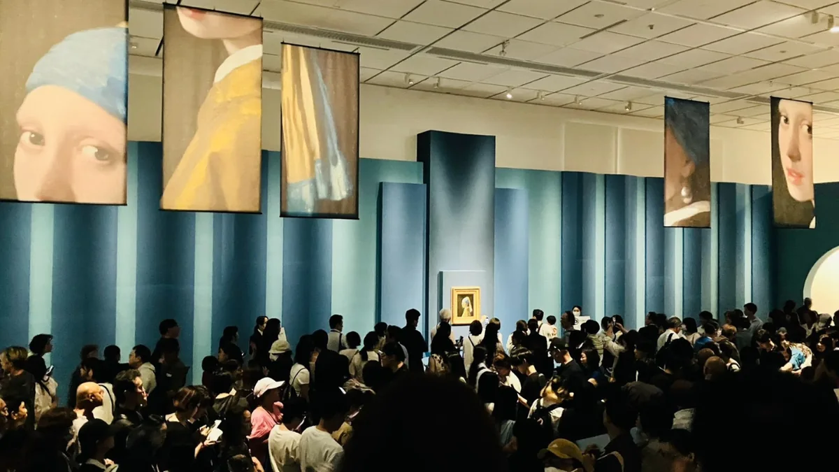 「真珠の耳飾りの少女」が展示された部屋に集まる大勢の来場者