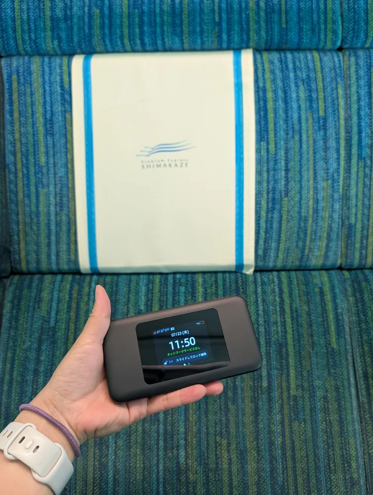 �Q���ؼ����ޤ�����܇�ڤǥХåƥ�`�Ф�ˤʤä�Speed Wi-Fi DOCK 5G 01