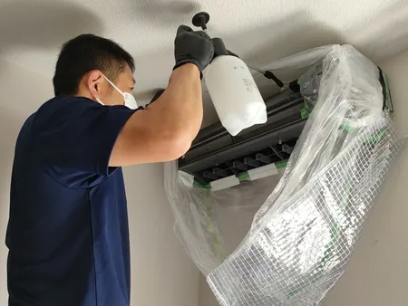 おそうじ本舗のエアコンクリーニング⑦アルカリ性の洗浄液を噴射