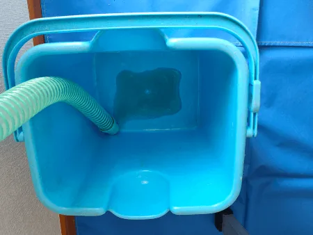 おそうじ本舗　エアコンクリーニング体験：寝室のエアコンの汚水
