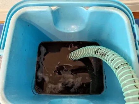 おそうじ本舗　エアコンクリーニング体験：リビングのエアコンの汚水