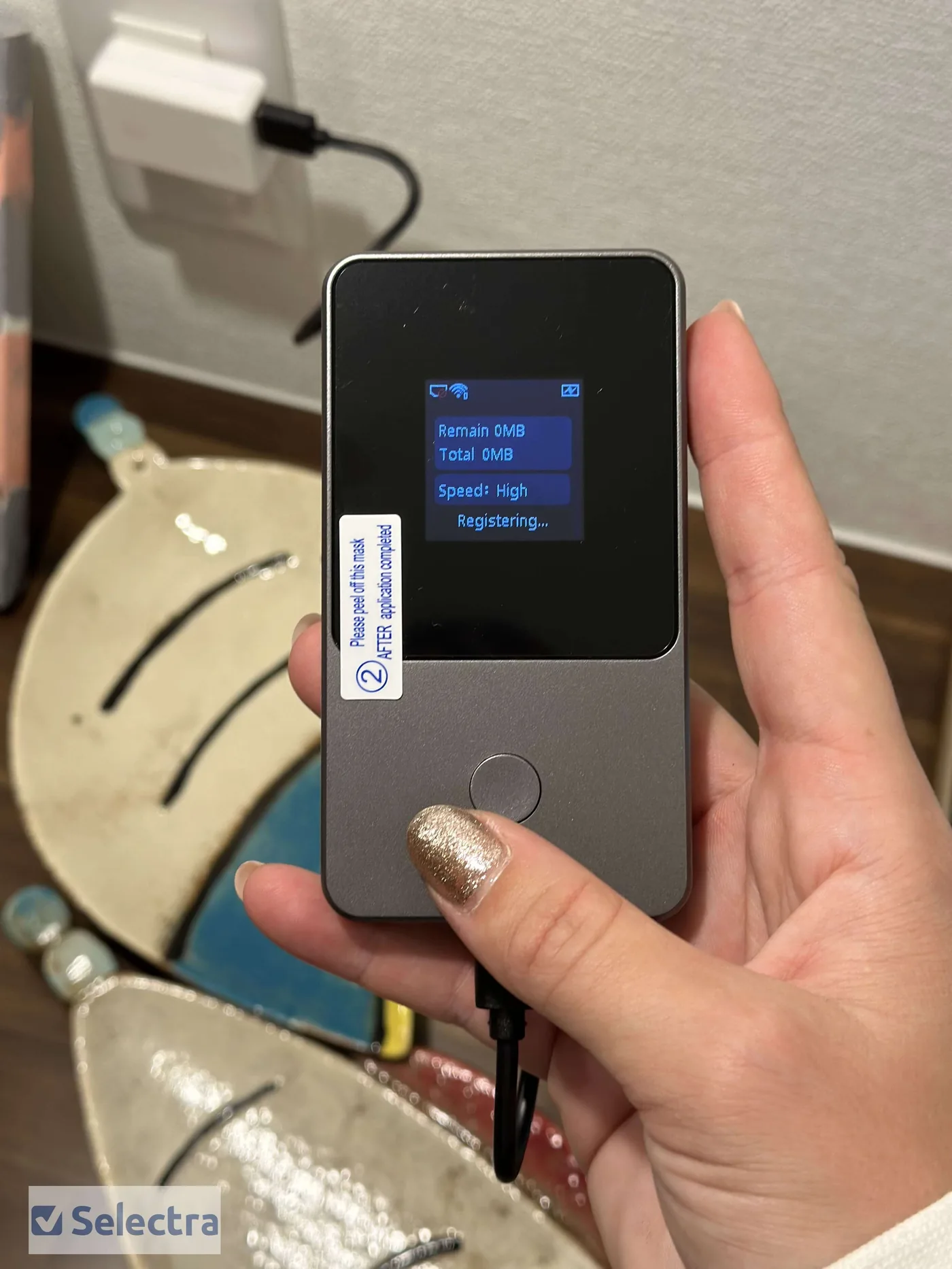 それがだいじWiFiの端末を手に持って電源を入れたときの写真。