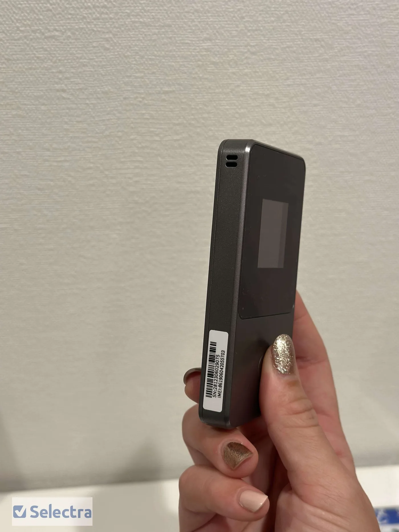 それがだいじWiFiの端末を手に持った写真。片手に収まるサイズ。