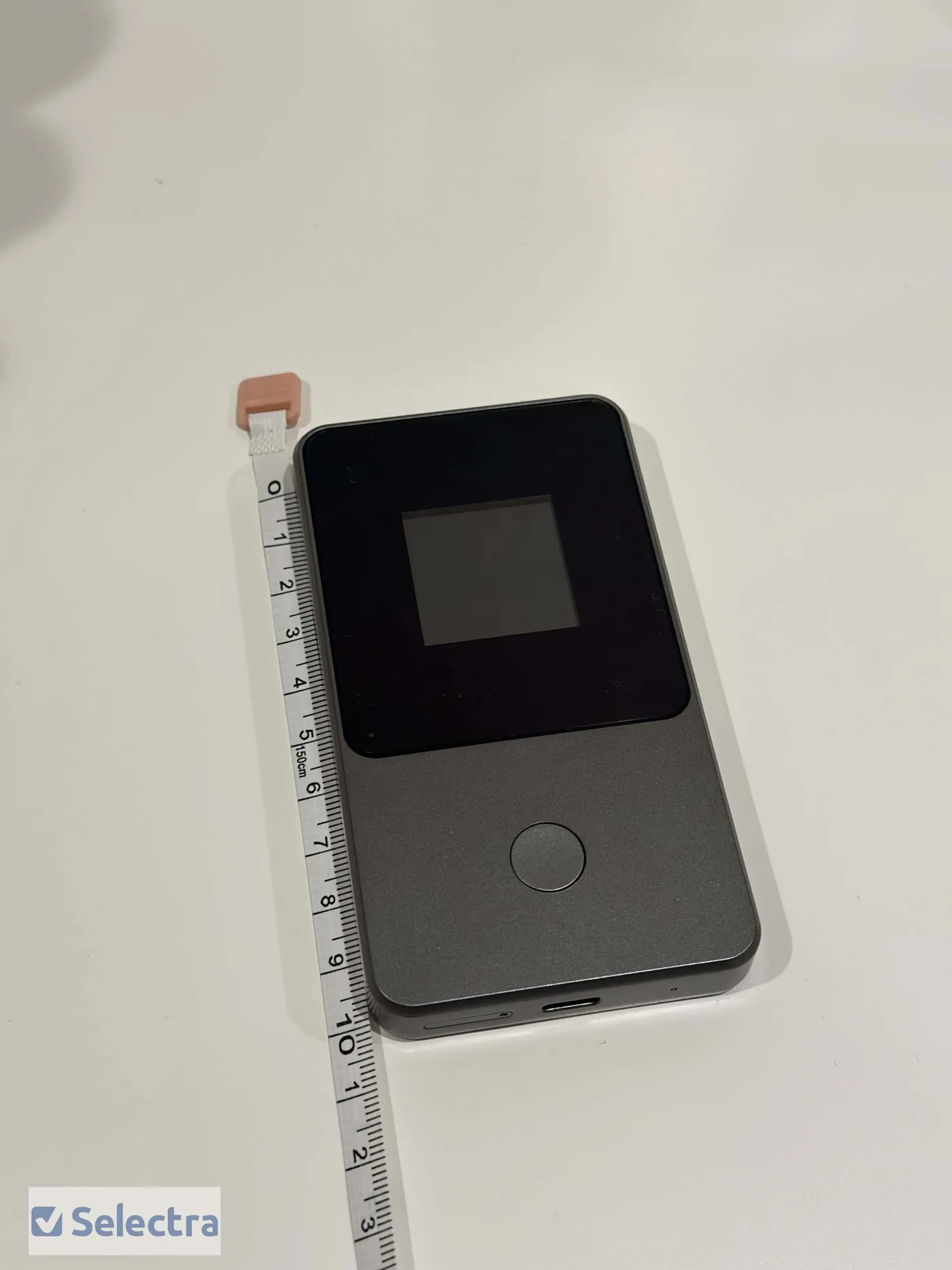 それがだいじWiFiの端末をメジャーで測った。縦の長さは約10センチメートル