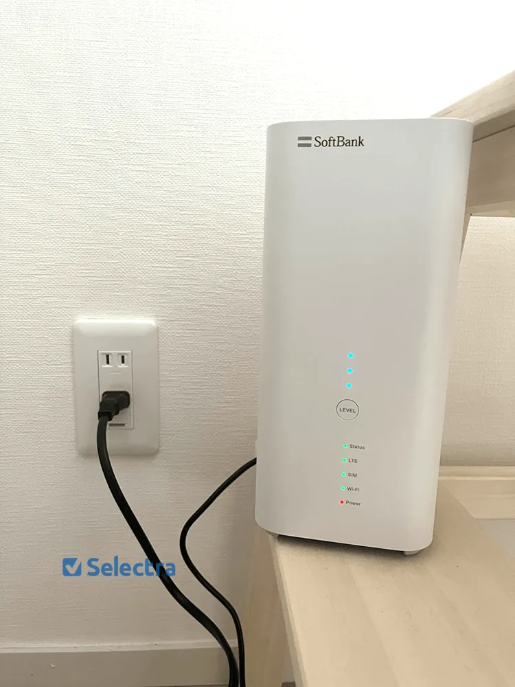 モバレコAirを電源につないでいる様子