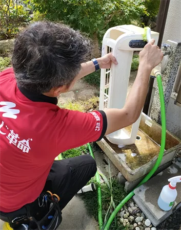 おそうじ革命エアコンクリーニング⑦本体の拭き上げ＋パーツ洗浄