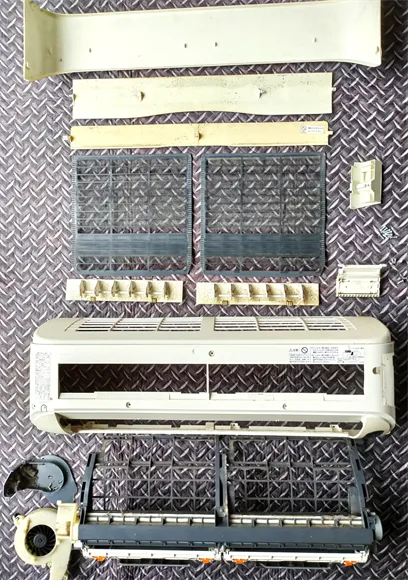 おそうじ革命　エアコンクリーニング体験③エアコンの分解されたパーツたち