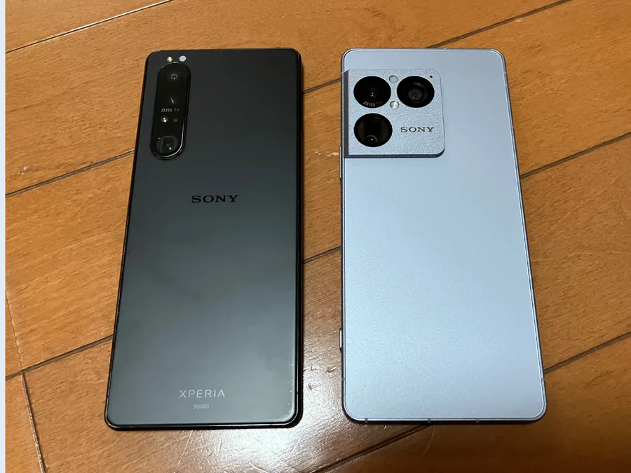 Xperia 1 III（左）とXperia 1 VIII（右）の背面を並べて比較